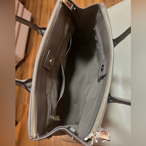 👜👜Furla pebbled leather tote bag with Removable shoulder straps. - Picture 13 of 16